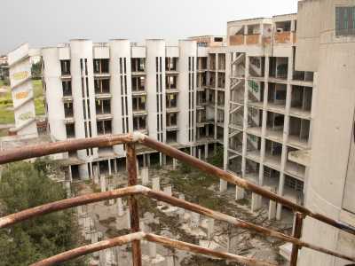 Decidiamo quindi tornare alla base dell'edificio...
